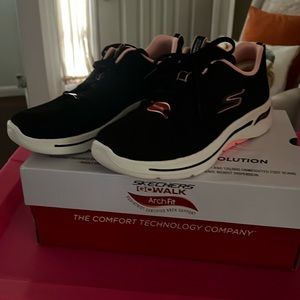 NIB Women’s Skechers Go Walk Arch Fit Sz 9